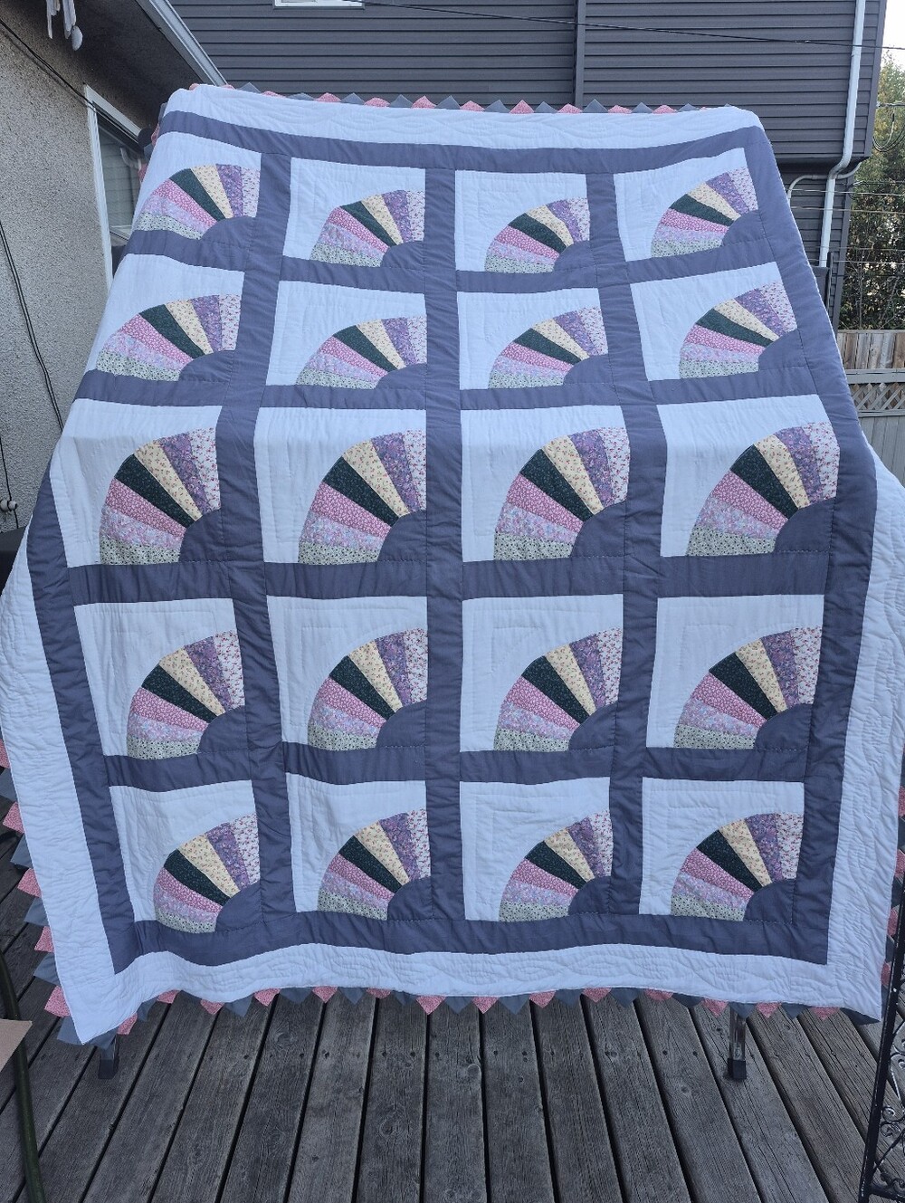 Handmade Grandma's Fan/Dresden Plate Quilt - Vintage
